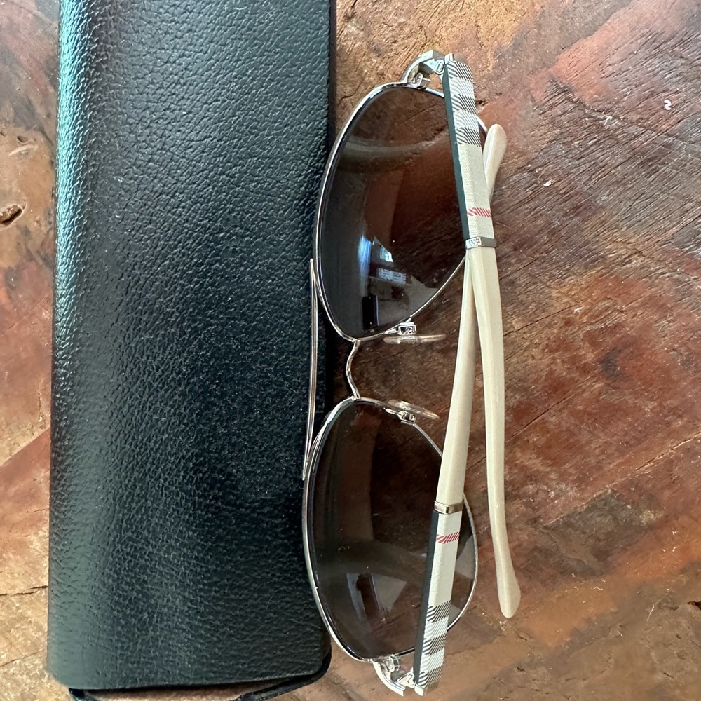 Burberry aviator sunglasses. Slightly used - Picture 4 of 6